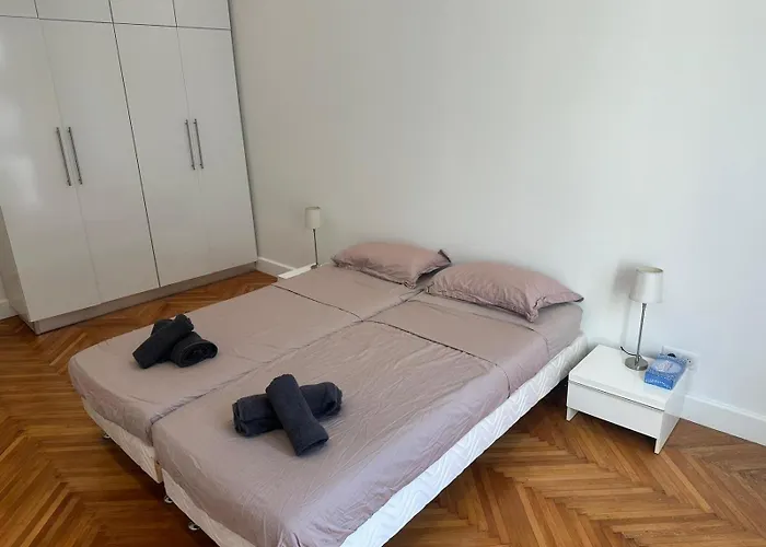 Golden House * Канны