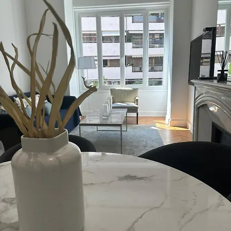 Golden House Apartment *